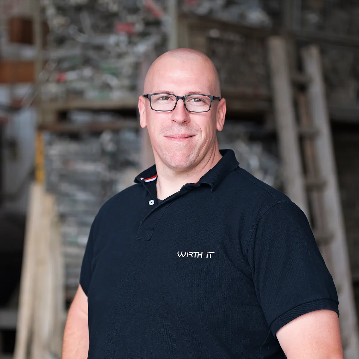 Hendrik Wirth im Materiallager eines Handwerksbetriebs in Südniedersachsen